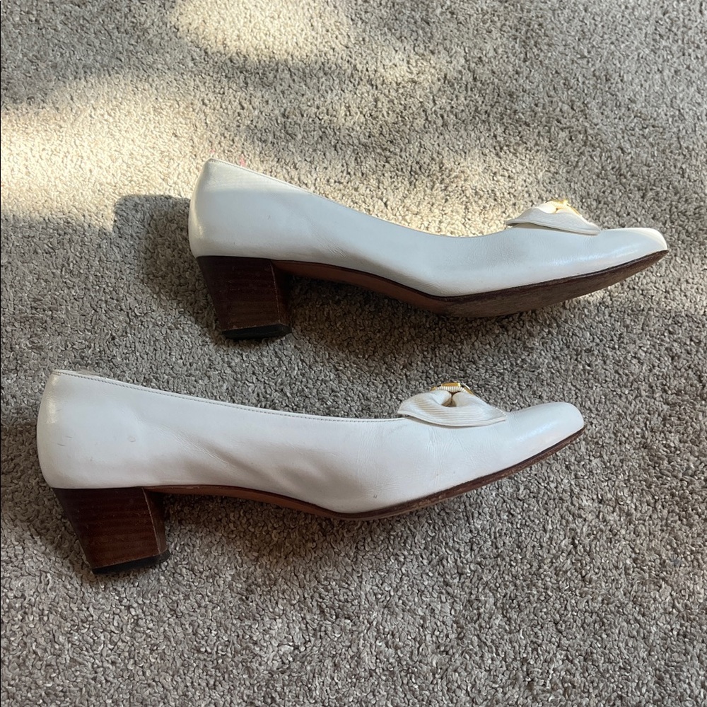 Vintage Salvatore Ferragamo White Bow Pumps with Gold Accent - Picture 9 of 16